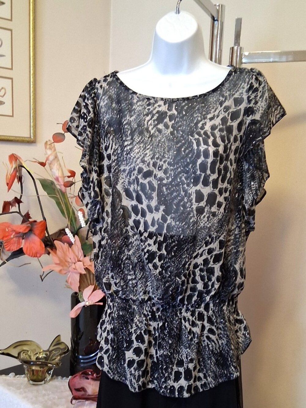 NWOT COMO Black Women’s Gray Black Floral Printed Tunic Tank Top 10